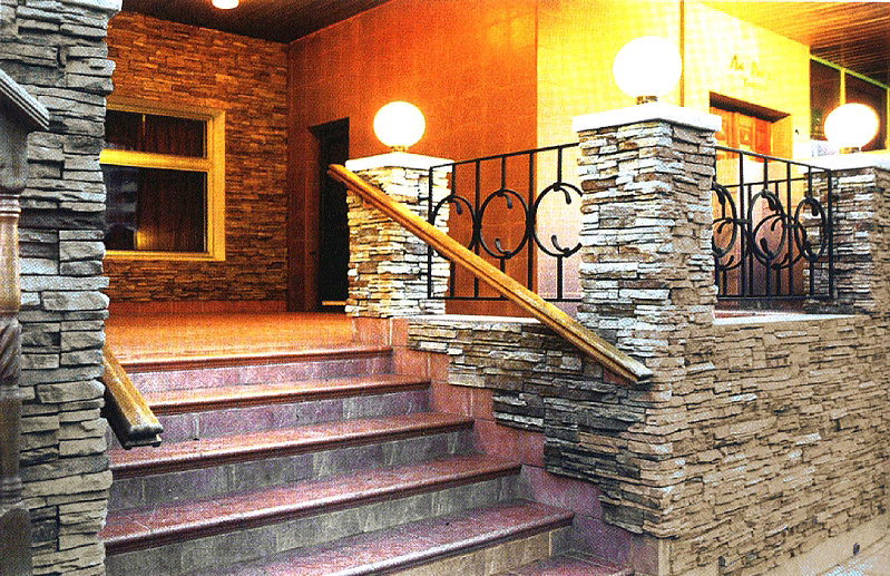 Внутренняя облицовка камнем песчаником.